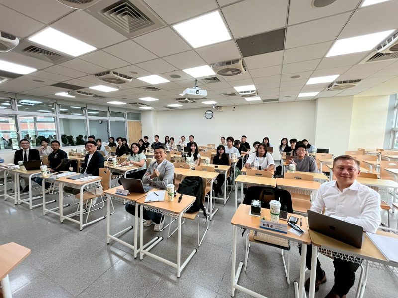 臺大「創新服務商業模式設計」期末發表合影