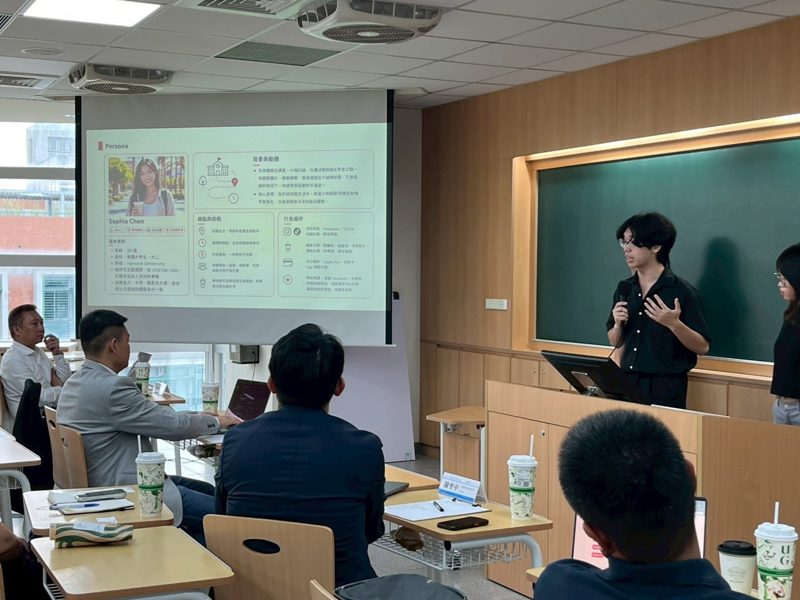 擔任業師評審,聆聽學生期末提案